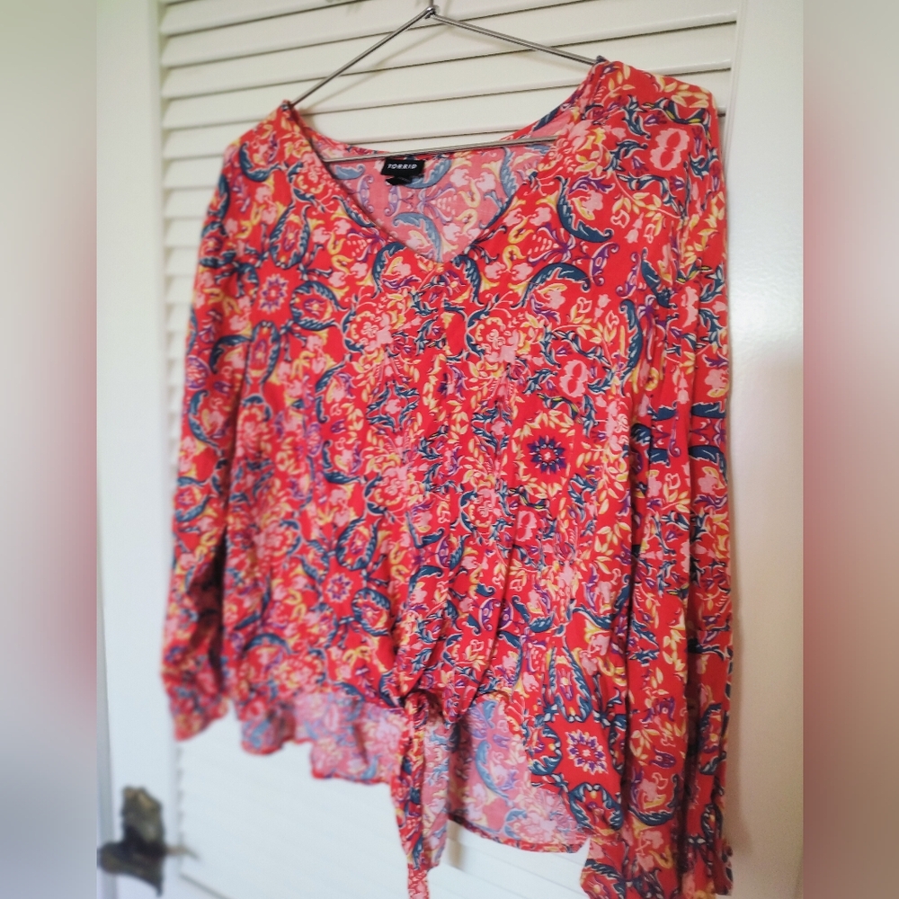 Torrid Size 1 (14/16) Rayon Red Floral Print Bell Sleeve Tie Front Blouse